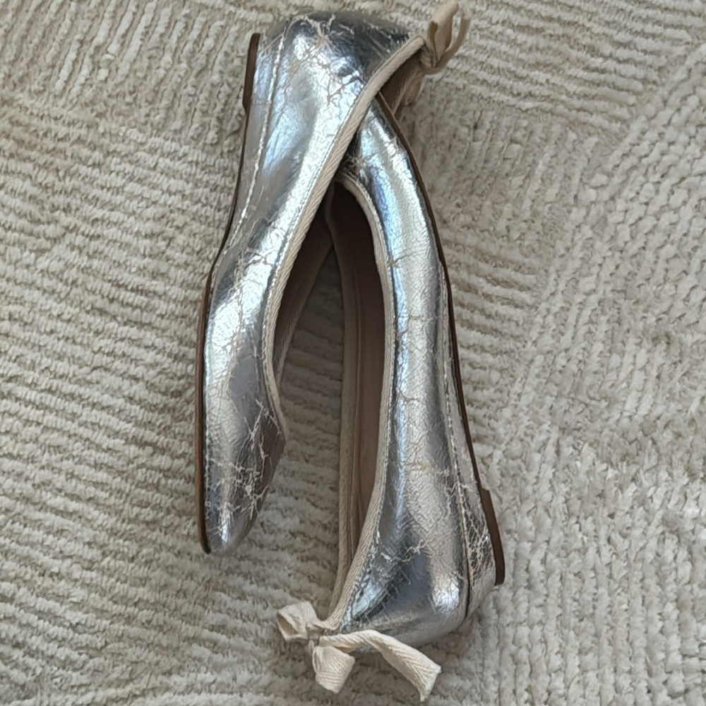 Loeffler Randall silver crinkle leather ivory trim Bow ballerina shoes Sz 7 1/2 - Picture 9 of 11